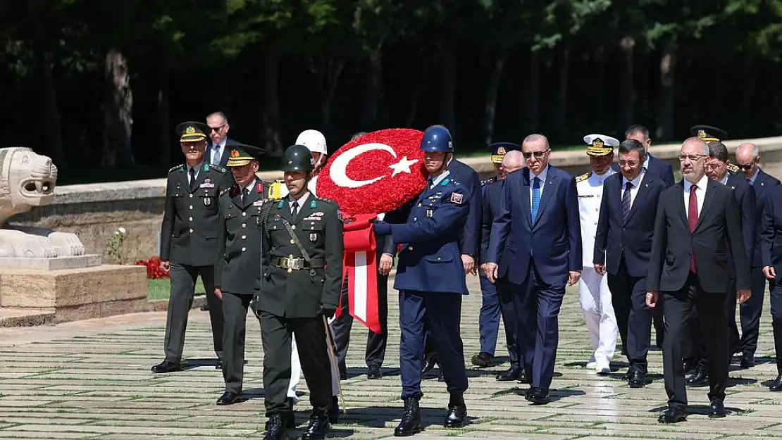 Cumhurbaşkanı Erdoğan, YAŞ üyeleriyle beraber Anıtkabir’de 