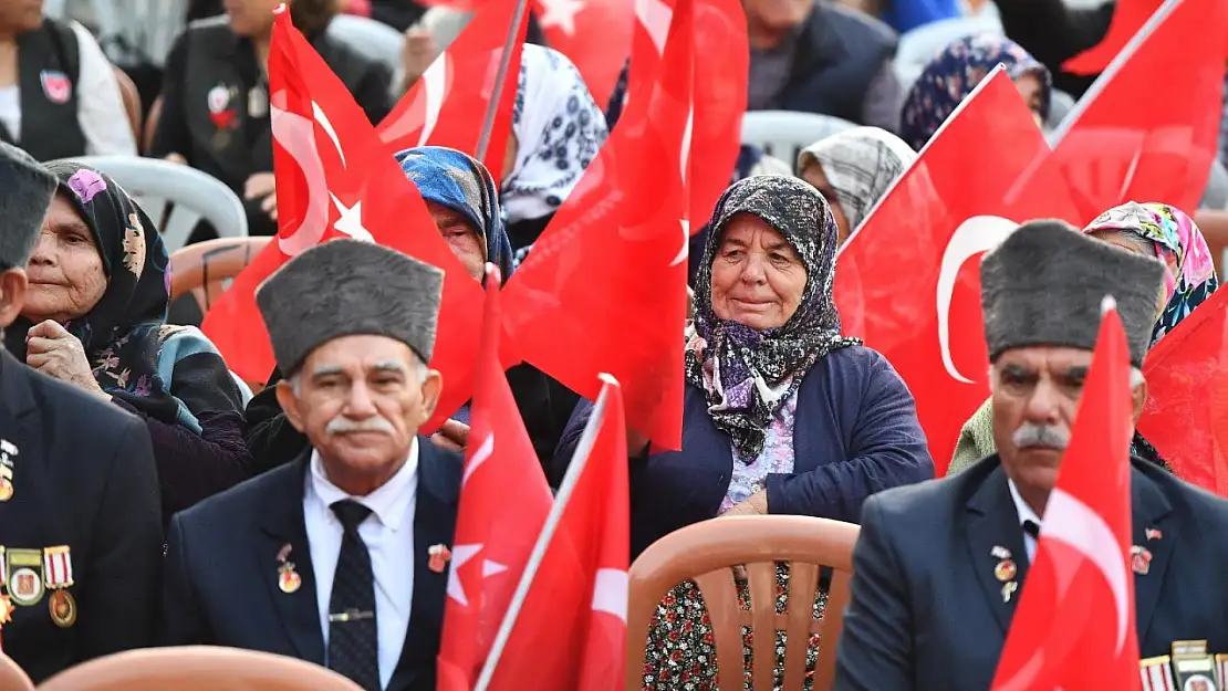 Cumhuriyet coşkusu İzmir'de kent genelinde yükseldi!