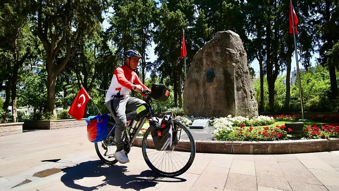 Cumhuriyet’in 100. yılı anısına Sivas'tan Karşıyaka'ya bisikletle geldi