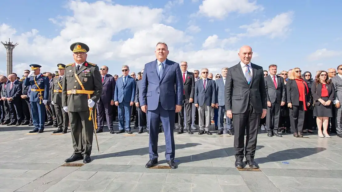 Cumhuriyet'in 100. yılında Ata'ya çelenk