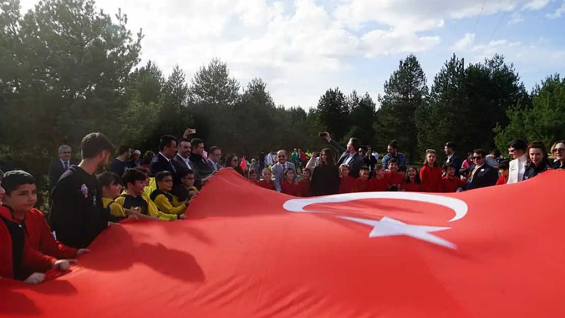 Cumhuriyet’in 100. yılında çocuklar, uçurtma uçurarak şenlikte buluştu