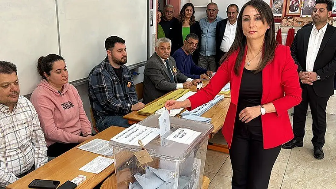 DEM Parti Eş Genel Başkanı Tülay Hatimoğulları Oruç, oyunu kullandı