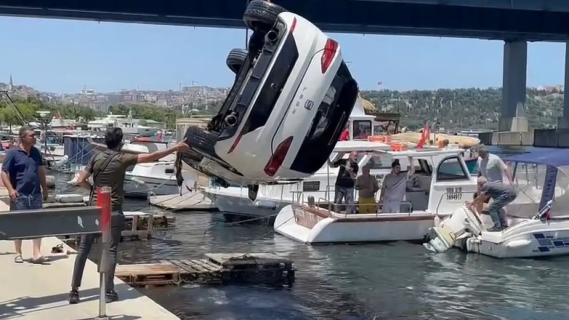 Denize düşen otomobil vinç yardımıyla kurtarıldı