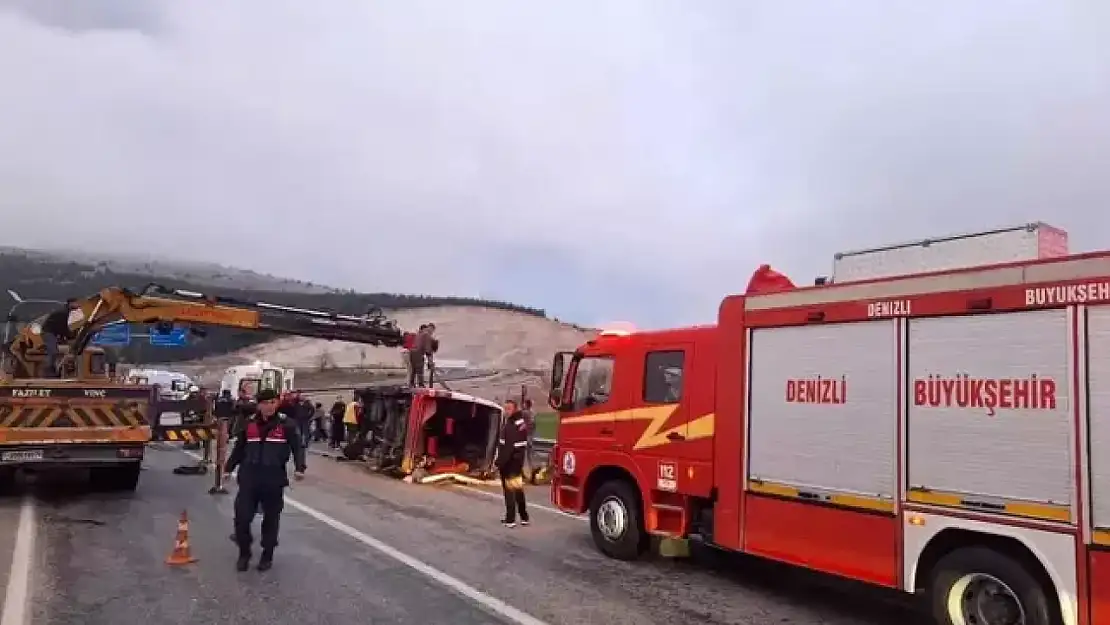 Denizli'de işçileri taşıyan minibüs devrildi: 1'i ağır 13 kişi...