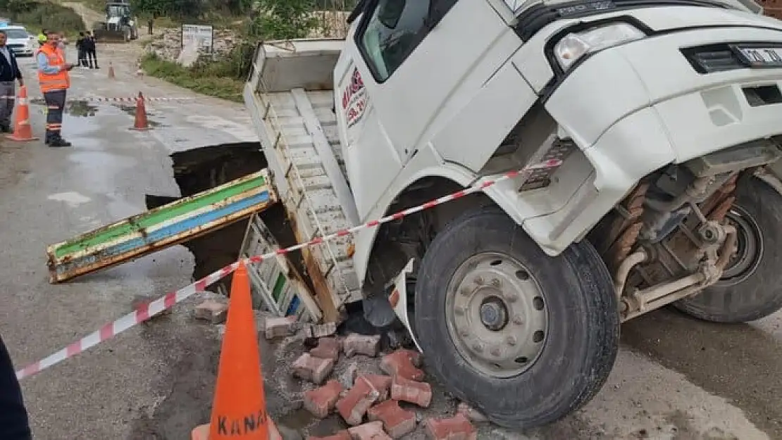 Denizli’de aşırı yağış sonrası yol çökerken kamyonda içine düştü