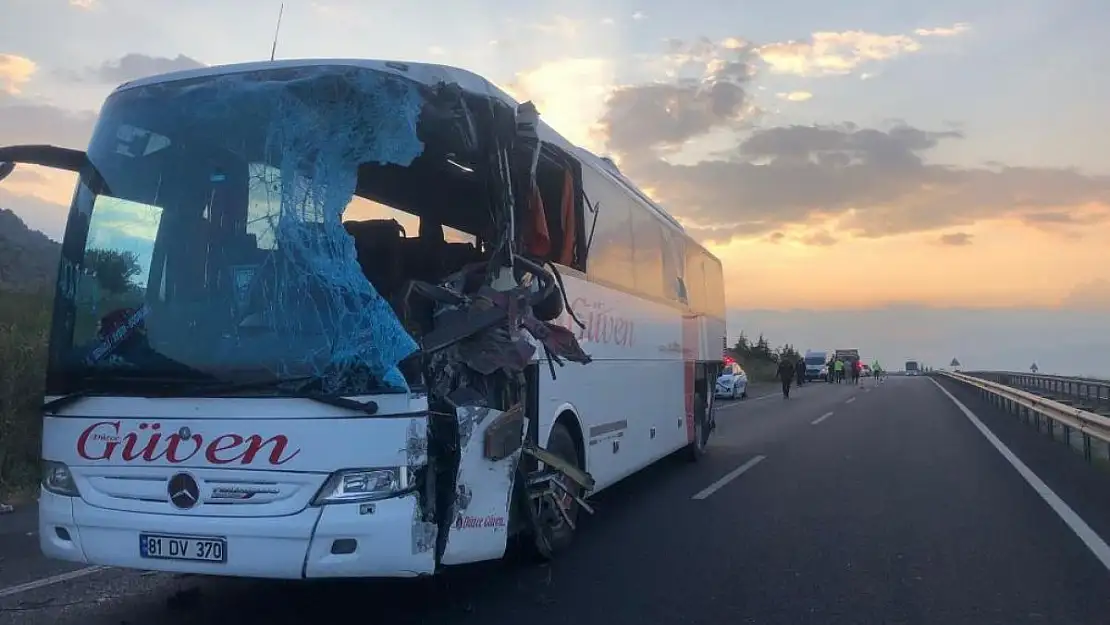 Denizli’de feci kaza tır otobüsle kafa kafaya çarpıştı: 2 ölü, 6’sı ağır 20 yaralı