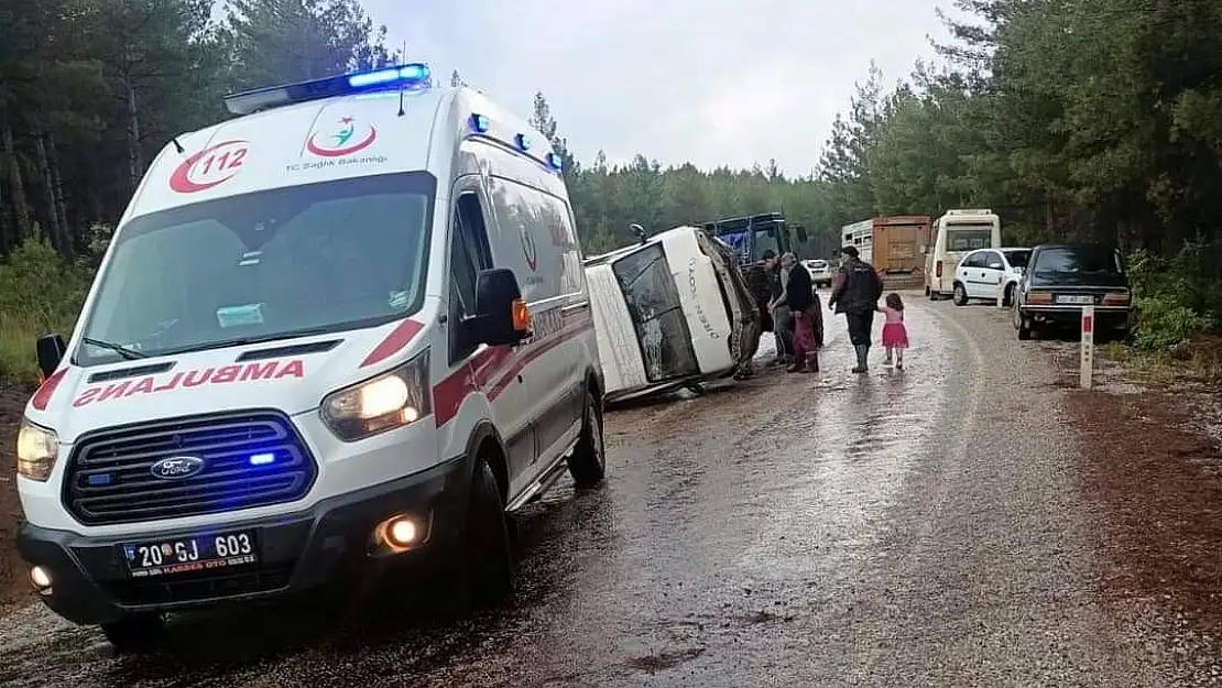 Denizli’de minibüs devrildi: 5 yaralı