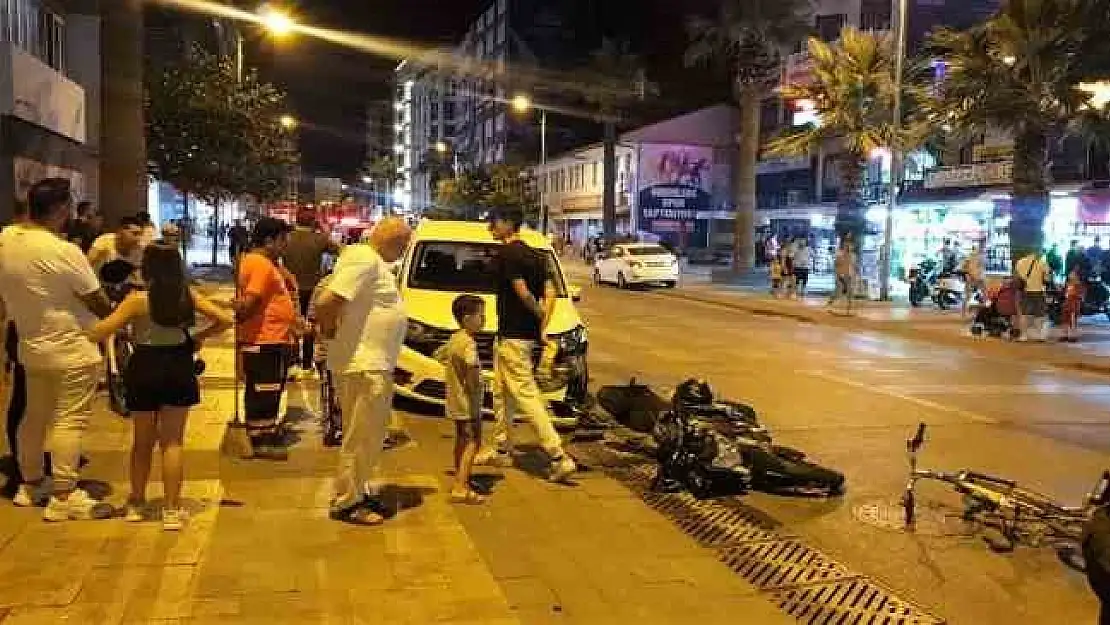 Denizli’de motosiklet polis aracına çarptı: 3 yaralı