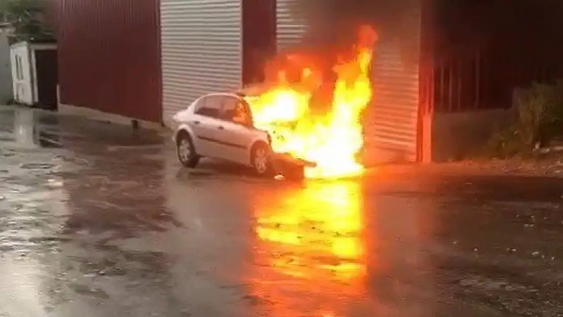 Denizli'de sanayi sitesi içinde park halinde bulunan otomobil kül oldu