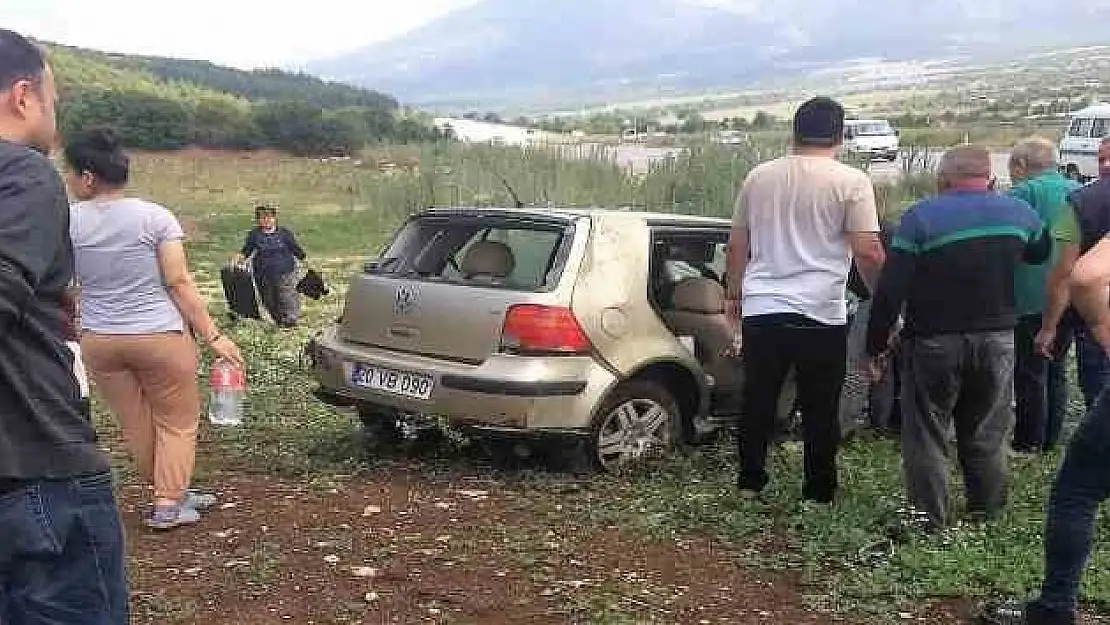 Denizli’de takla atan otomobil tarlaya yuvarlandı: 2 yaralı