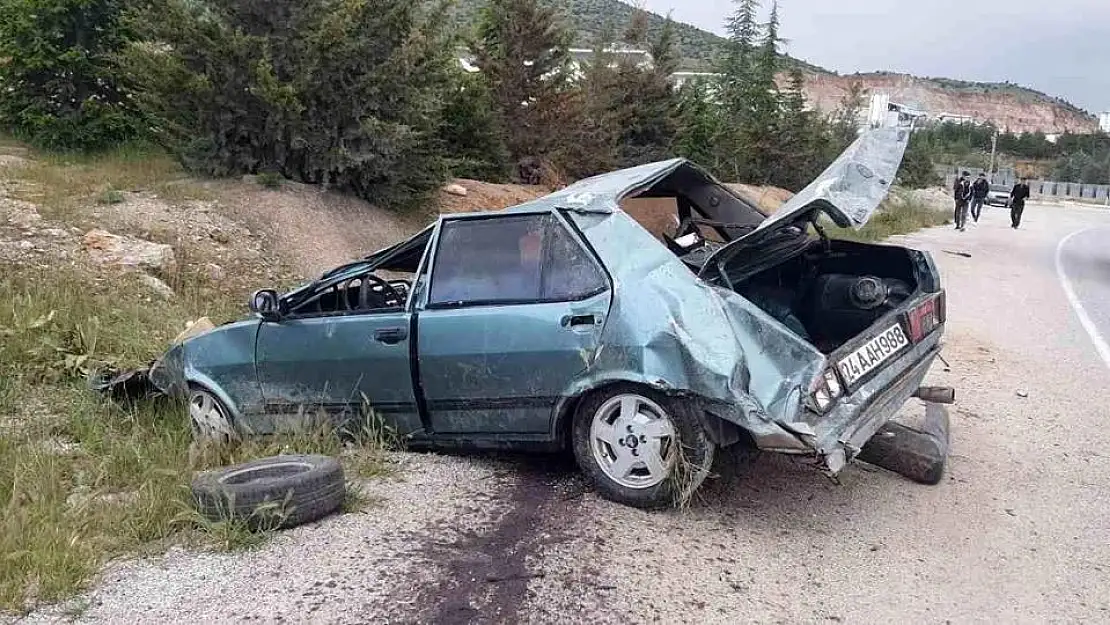 Denizli’de Takla atan otomobil metal yığınına döndü