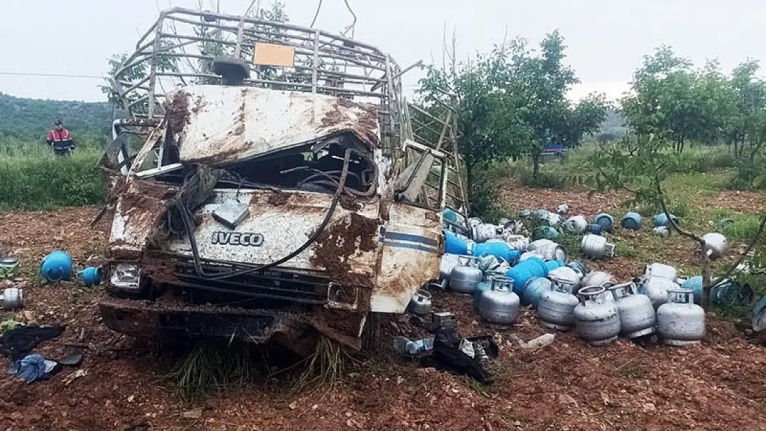 Denizli’de Tüp yüklü kamyonet takla attı: 2 yaralı