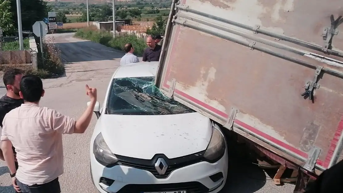 Denizli’de zincirleme kazada dağıtım aracı, seyir halindeki otomobilin üzerine devrildi