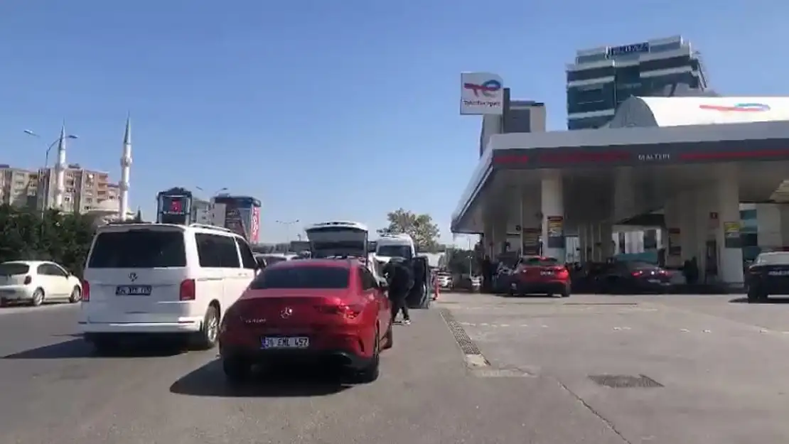 Deprem sonrası İstanbul'da trafik kilitlendi, akaryakıt istasyonlarında kuyruklar oluştu!