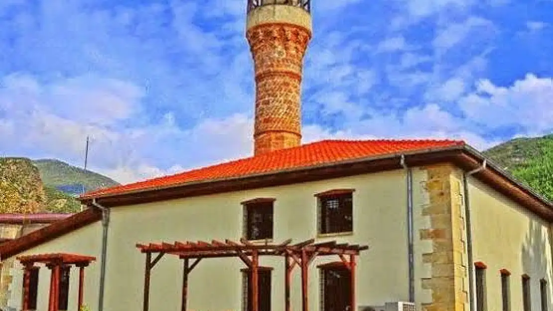 Depremde hasar gören 534 yıllık Ağcabey Cami yeniden ışıldıyor