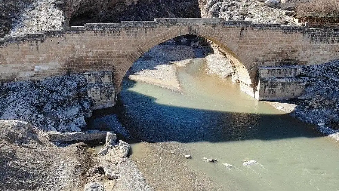 Depremin ardından ayakta kaldı! 1800 yıllık köprü dikkat çekti