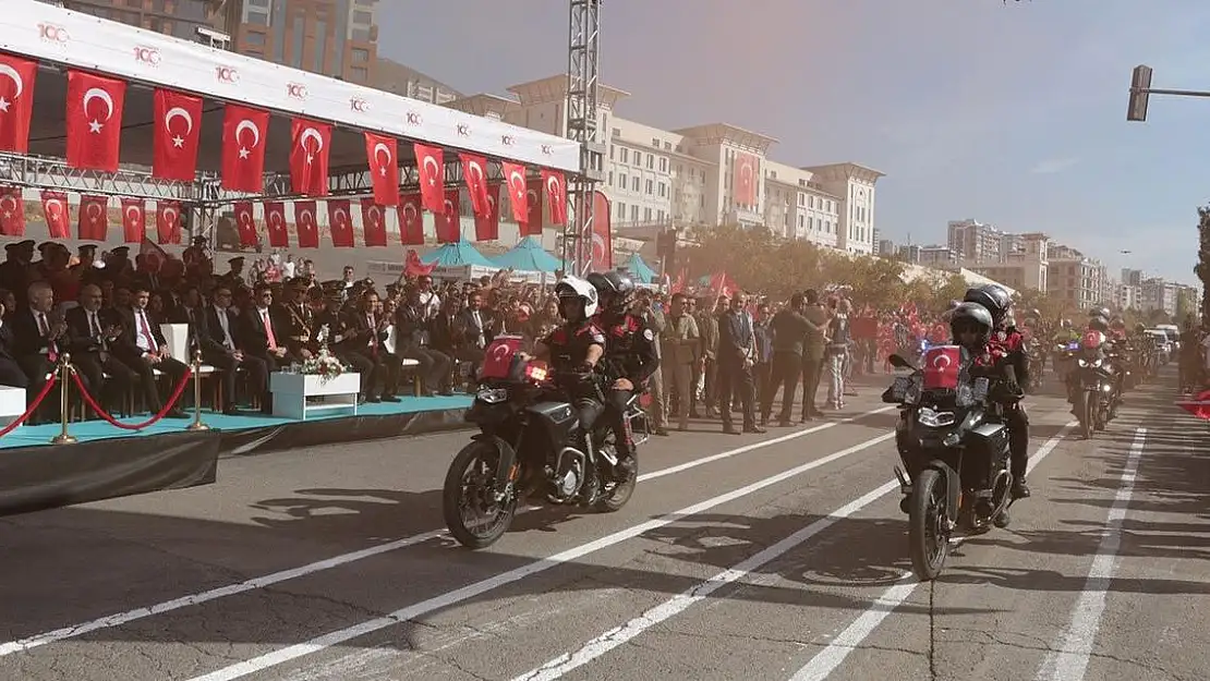 Depremin merkez üssünde Cumhuriyet'in 100. yılı coşkuyla kutlandı