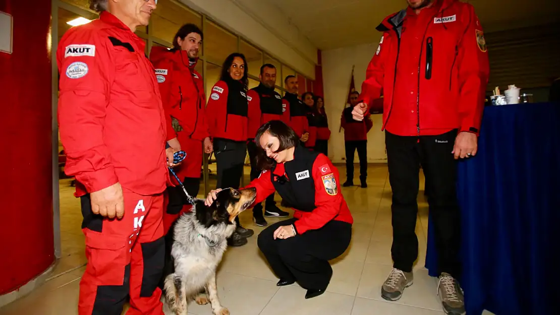 Depremin yıldönümünde AKUT'u ziyaret etti