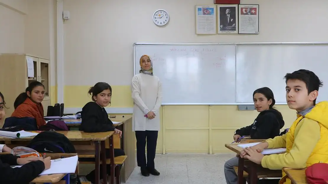 Depremzede öğretmen evlatlarının yerine koyduğu öğrencileriyle hayata yeniden tutundu