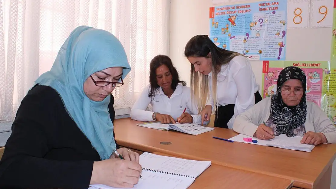 Depremzede öğretmenler kadınlara ders veriyor