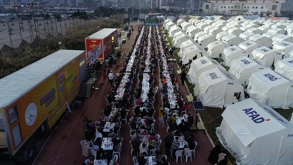 Depremzedeler ilk iftarını çadır kentlerde yaptı