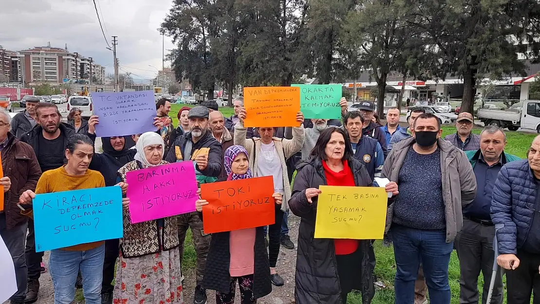 Depremzedelerin eşyaları bayram öncesinde sokağa atılıyor!