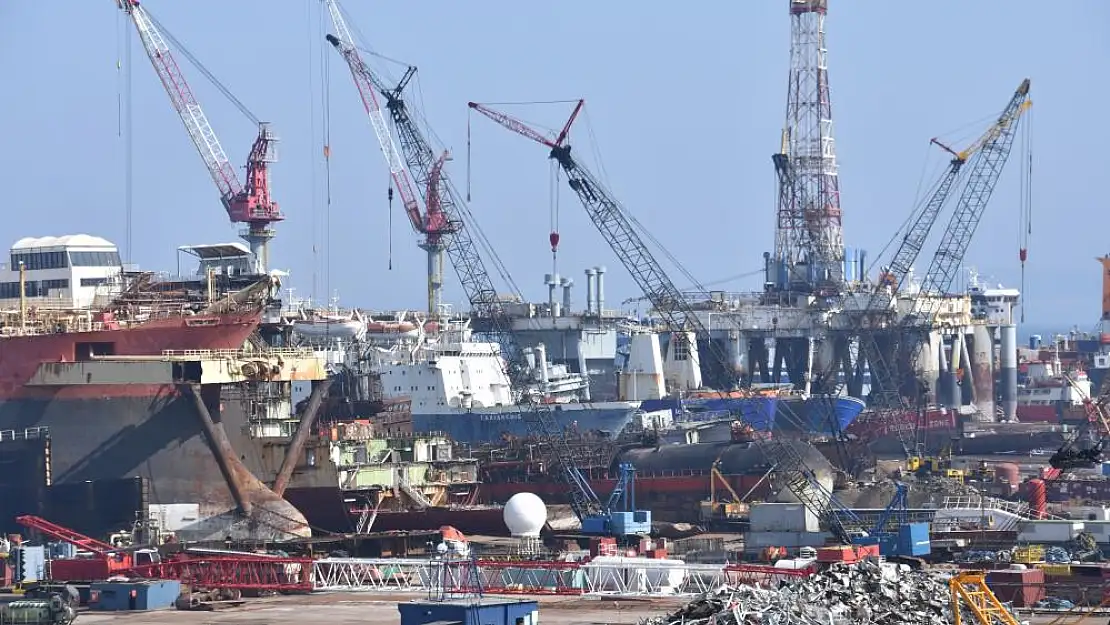 Dev gemiler İzmir'deki gemi söküm merkezinde geri dönüşüme kazandırılıyor