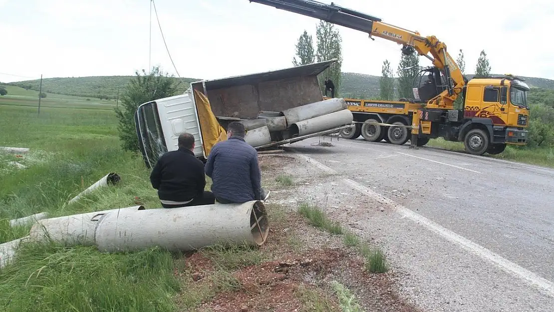 Devrilen kamyon kazaya sebep oldu: 4 yaralı