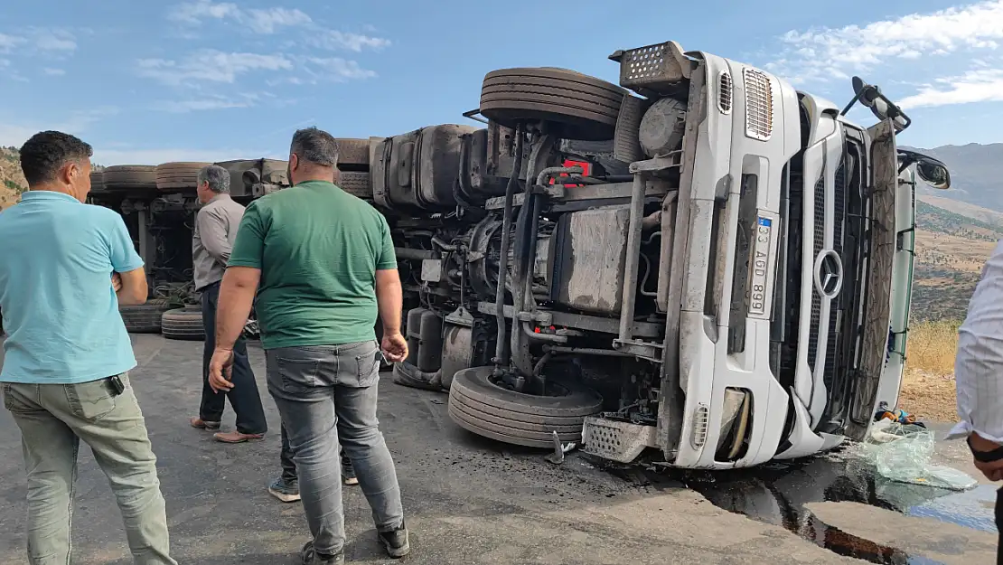 Devrilen kömür yüklü tır iki ili ulaşım bağlantısını kopardı