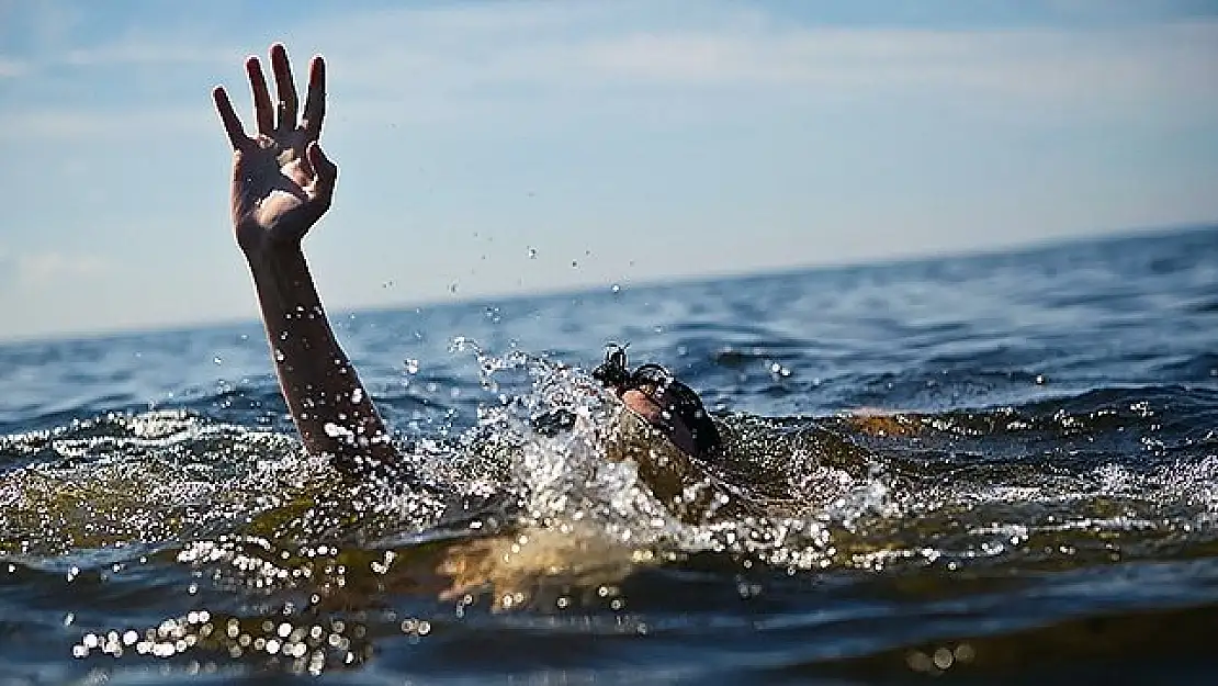 Didim’de serinlemek için denize giren yaşlı adam kalp krizi geçirdi