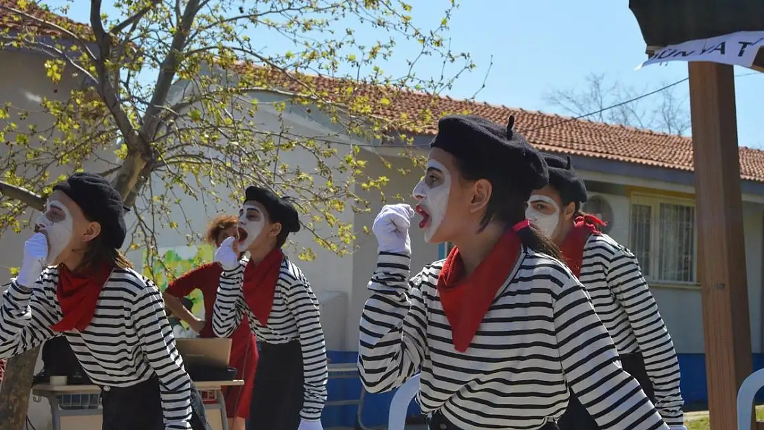 Dikili’de Tiyatro Günü kutlandı