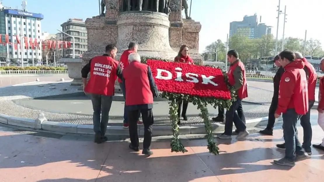 DİSK, Taksim Cumhuriyet Anıtı’na çelenk bıraktı