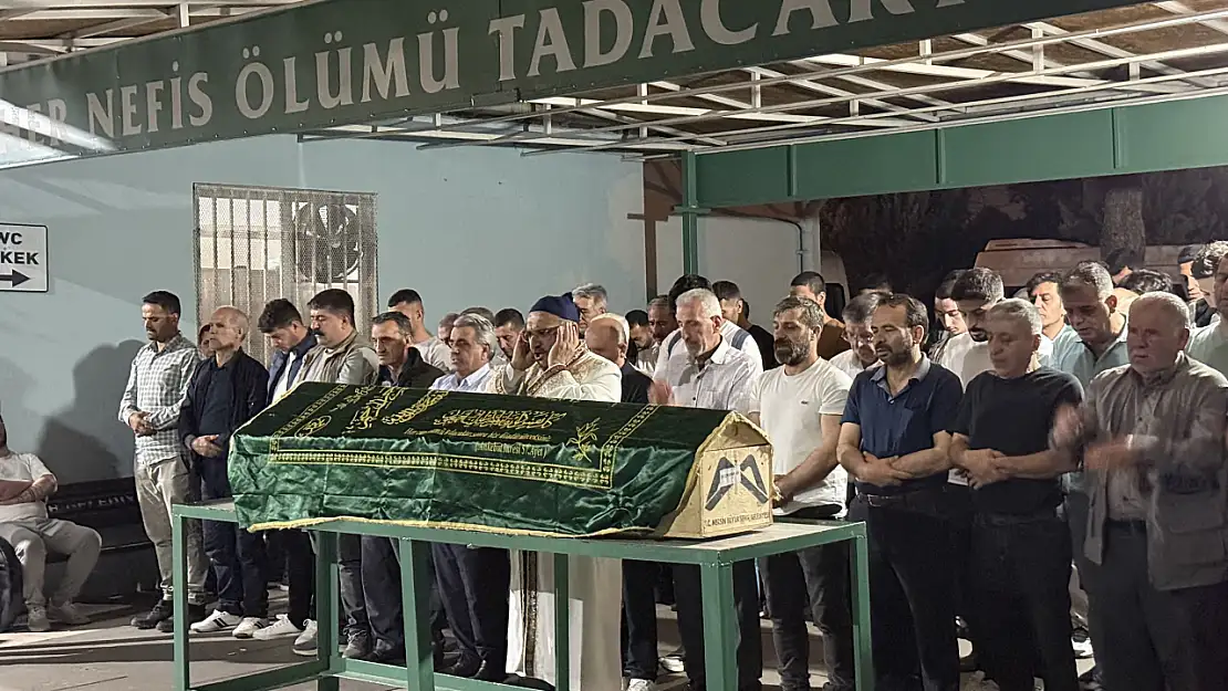 Diyarbakır'daki yangında ölen anne ve çocukları defnedildi
