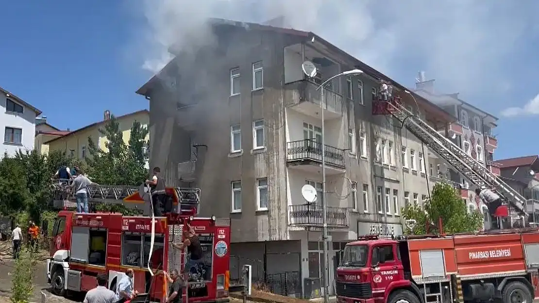 Dört katlı binadaki yangın büyük panik yarattı