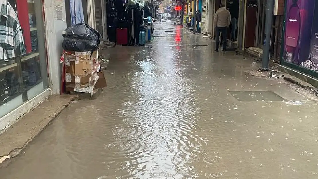 Dün Soyer ‘Kemeraltı İzmir'in mücevheridir’ dedi, bugün Kemeraltı esnafı yağmurdan kepenk açamadı!