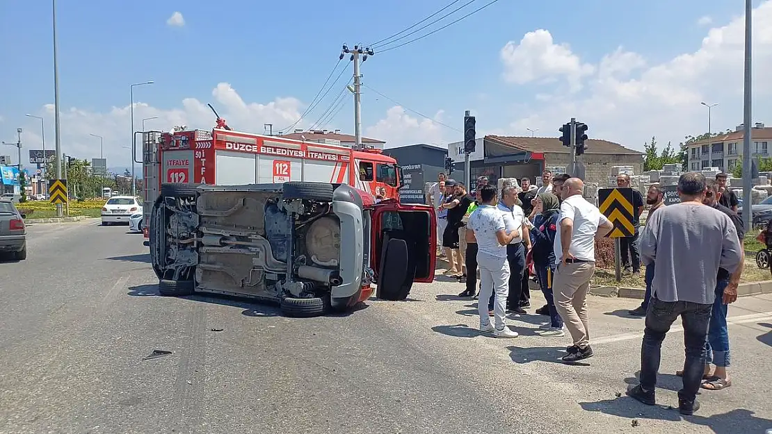 Düzce’de halk otobüsü ile otomobil çarpıştı: 5 yaralı