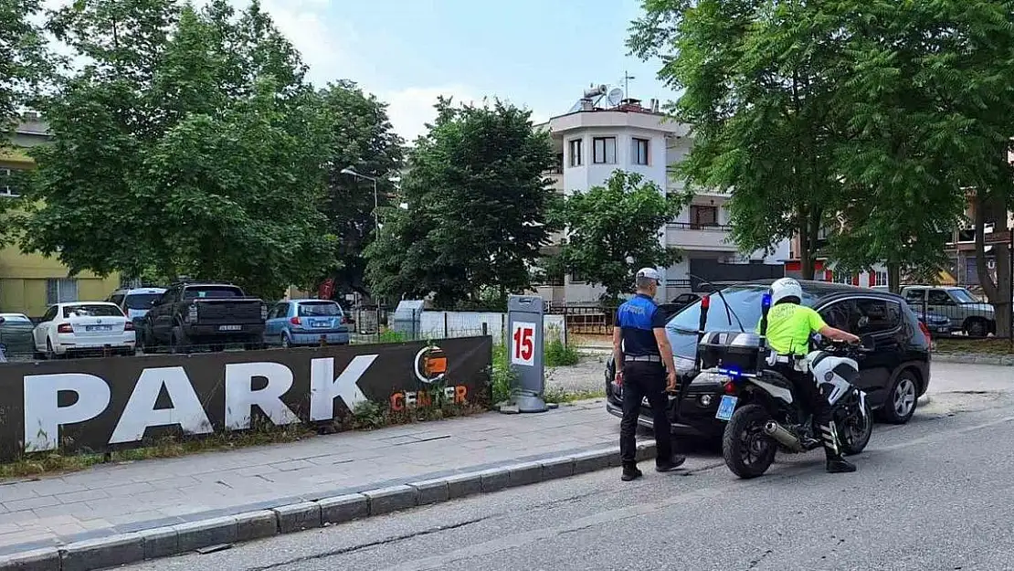 Düzce’de sürücü otopark yerine kaldırıma park edince cezayı yedi