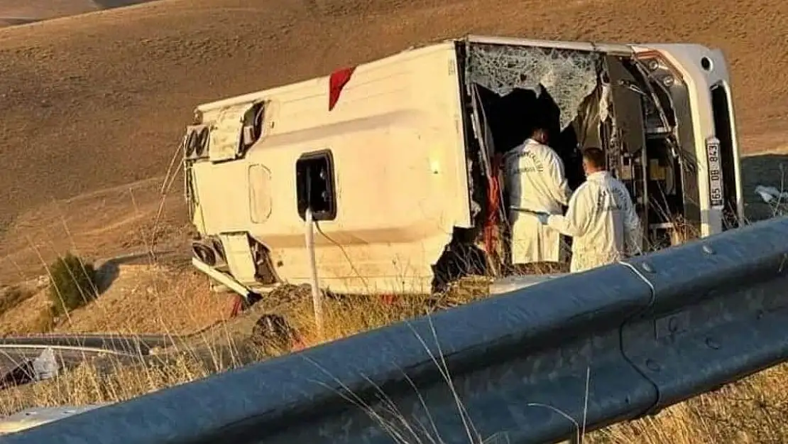 Düzensiz göçmenleri taşıyan midibüs takla attı: 5 ölü, 21 yaralı