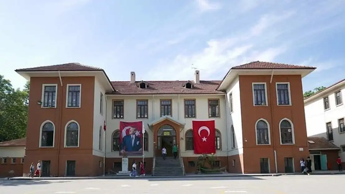 Ecevit'in de okuduğu tarihi okula kilit