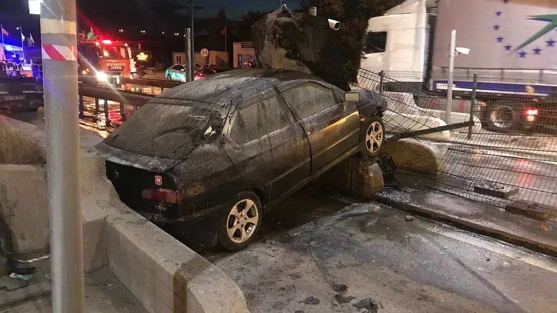 Edirne’de gişelere çarpan alkolü sürücünün otomobili alev aldı