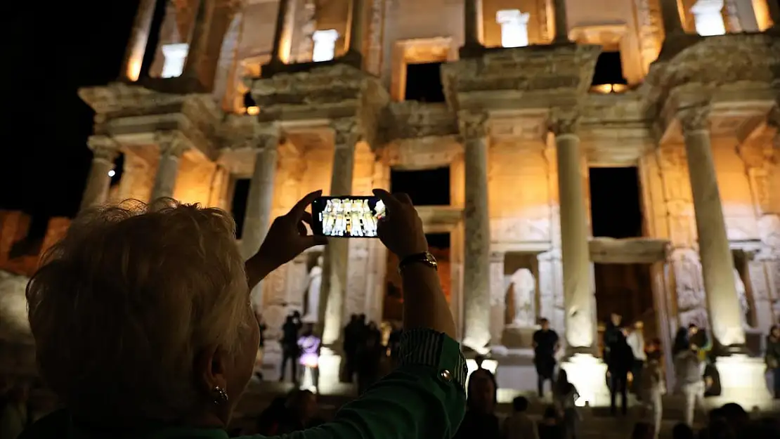 Efes Antik Kenti'nde 'gece müzeciliği'ne yoğun ilgi…