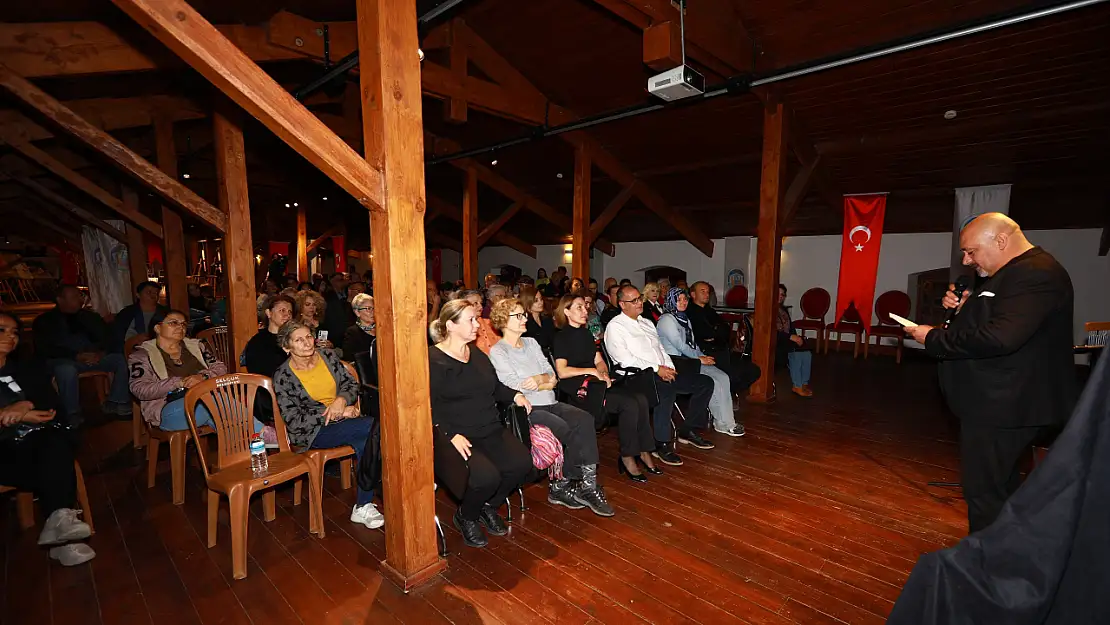 Efes Selçuk'ta Atatürk, sevdiği şarkılarla anıldı 