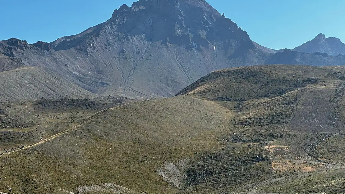 Efsanelerin konusu olan Erciyes karı eridi!