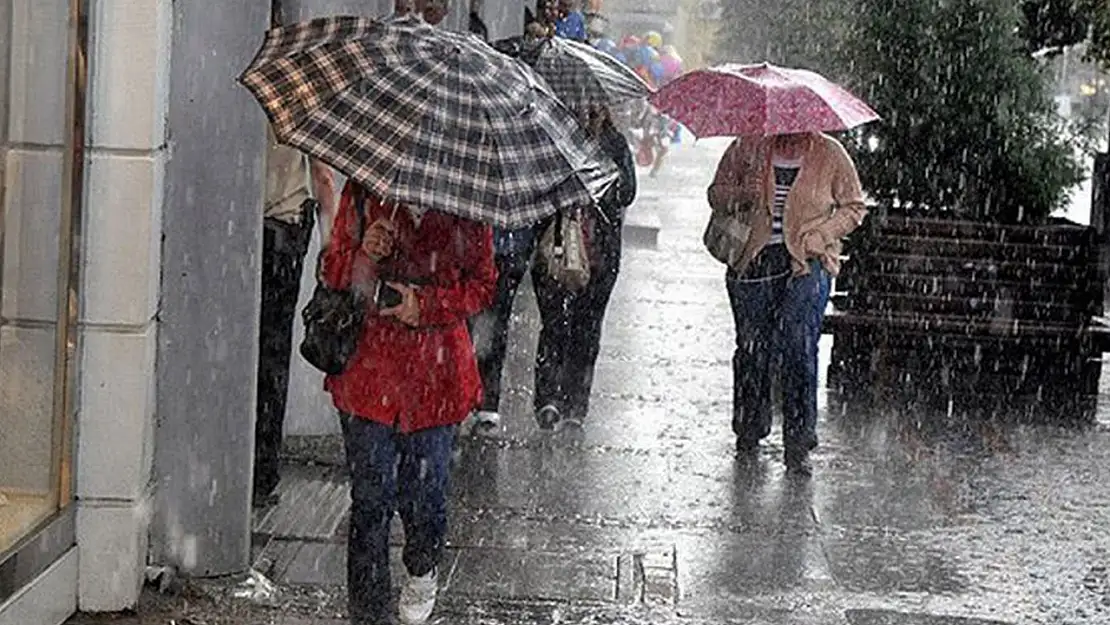 Ege Bölgesi'nde yaşayanlar şemsiyeleri hazırlasın: Sağanak yağış geliyor