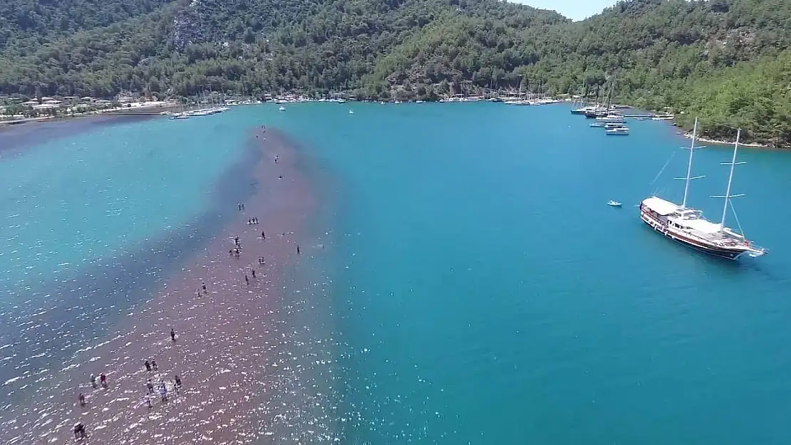 Ege'nin saklı cenneti efsanelerle dolu koyları ve tarih kokan atmosferiyle görenleri büyülüyor