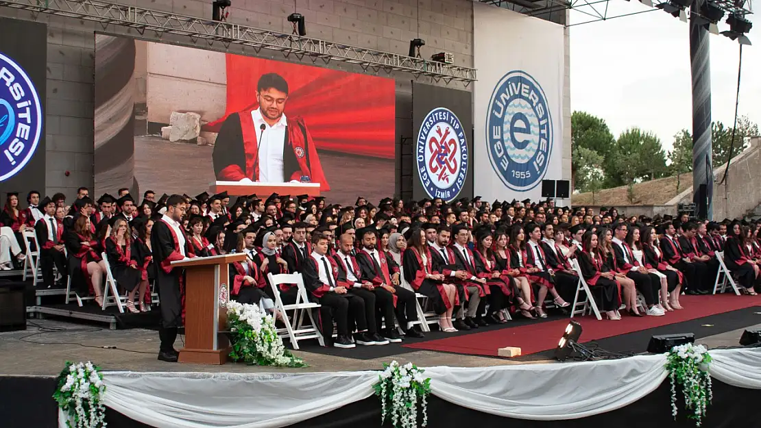 Ege Üniversitesi'nde mezuniyet coşkusu