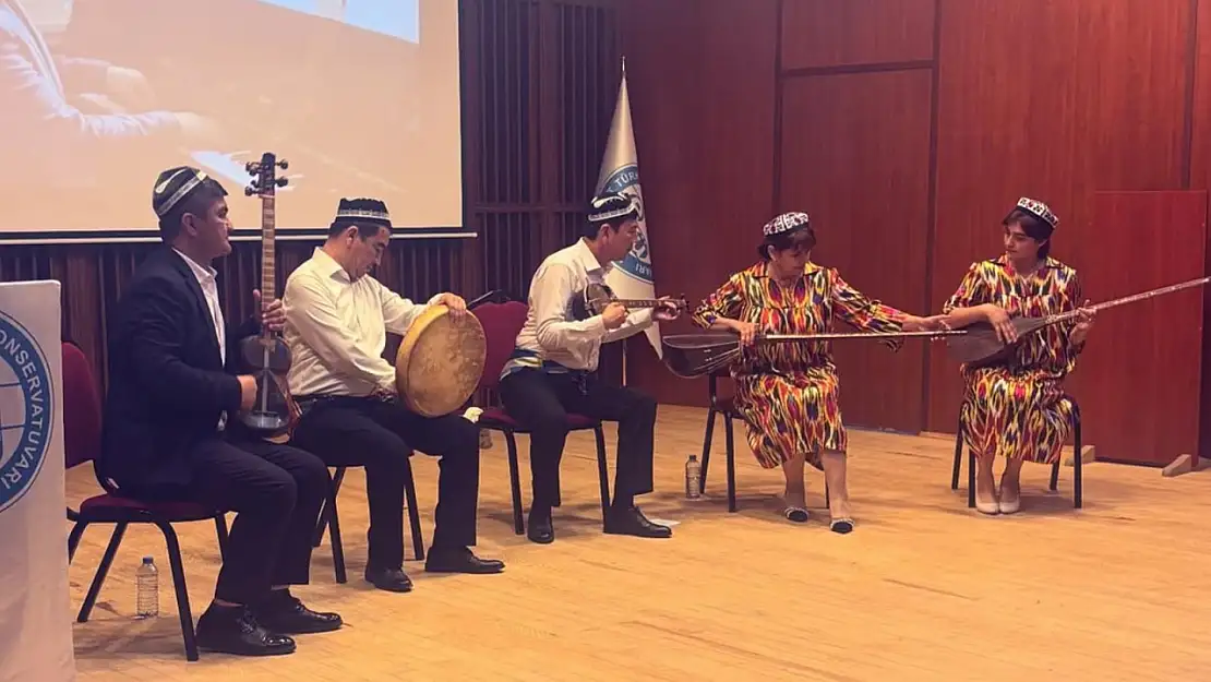 Ege Üniversitesi'nde Özbek müziği rüzgârı esti!