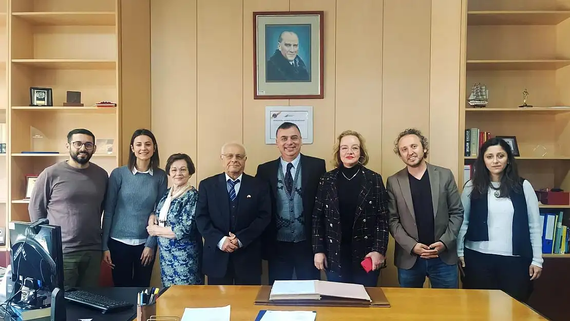 Ege Üniversitesi’nden ilkokul öğrencilerine çivi yazısı dersi