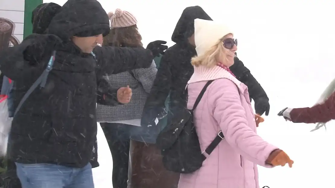 Eğlenceli soğuk: Turistler eksi 8 derecede dans ederek ısındı