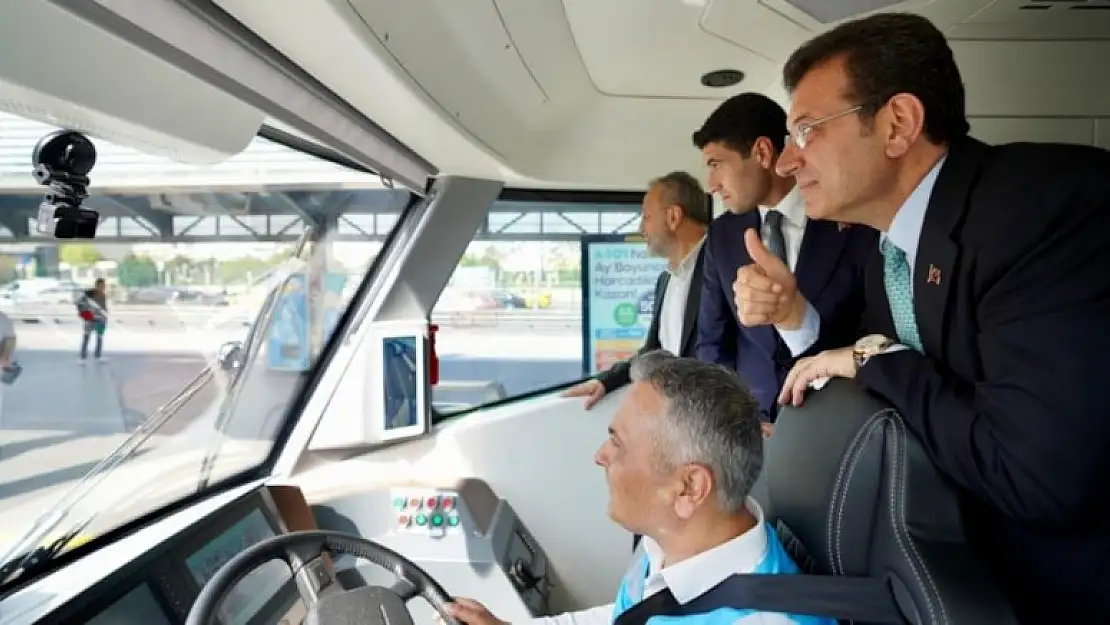 Ekrem İmamoğlu elektrikli metrobüsü test etti